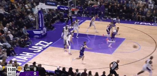 40岁詹皇首节杀疯！大回环扣篮+击地喂饼里夫斯

图一：湖人开局回合，詹姆斯接球