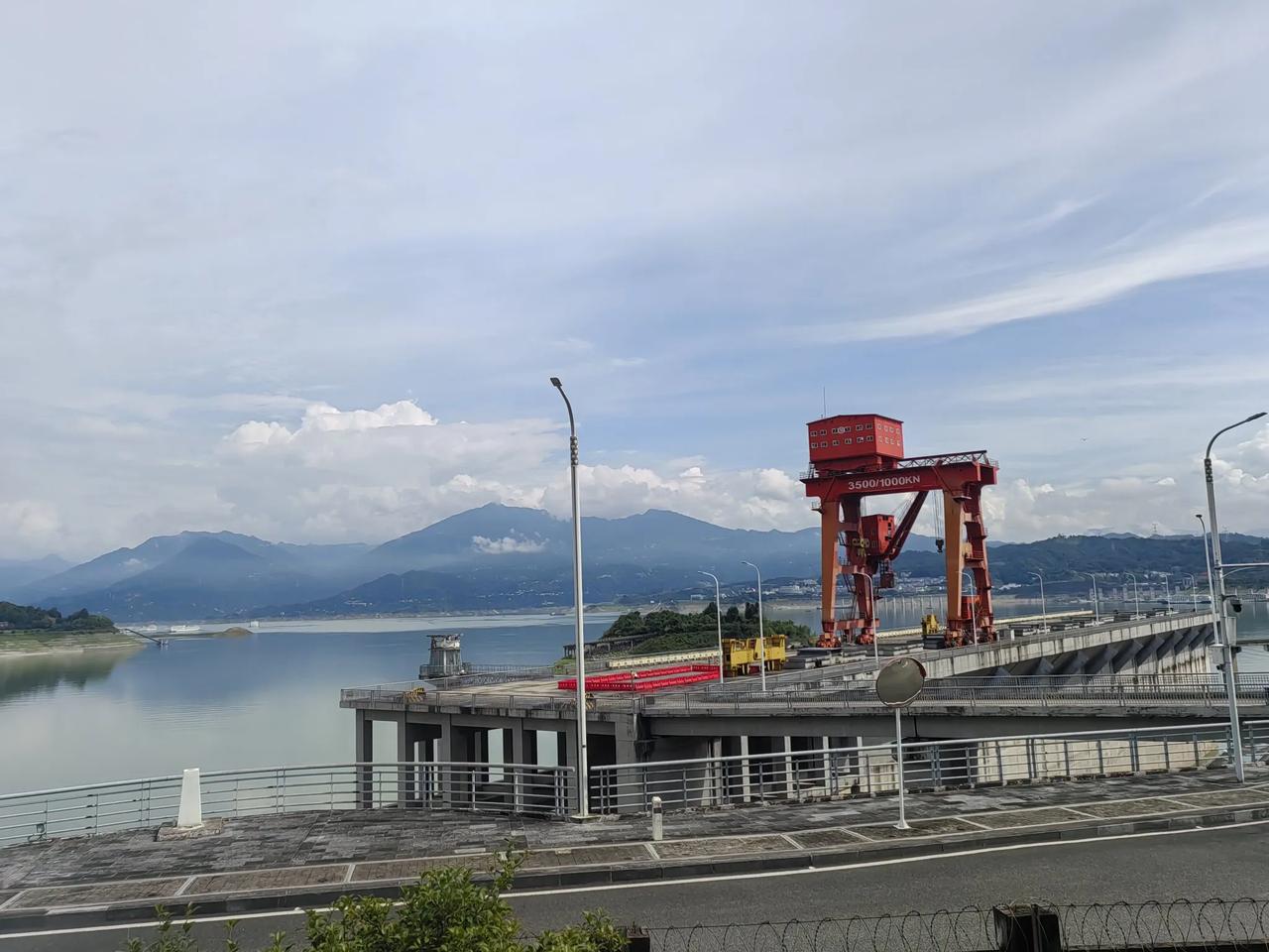 西行荆楚入渝州，一日山水藏万般际遇
 
晨起自钟祥出发，九时许车抵猇亭服务区，一