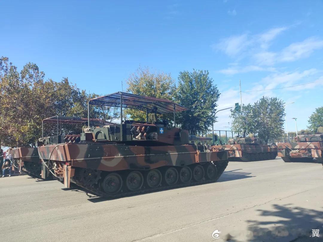 希腊阅兵式上的豹2A4加棚烽火问鼎计划 ​​​