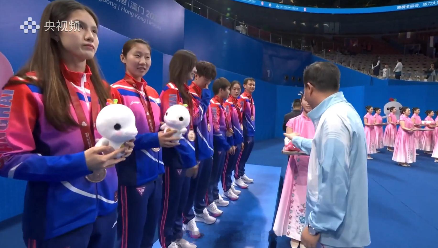 上海队队服还挺有特点