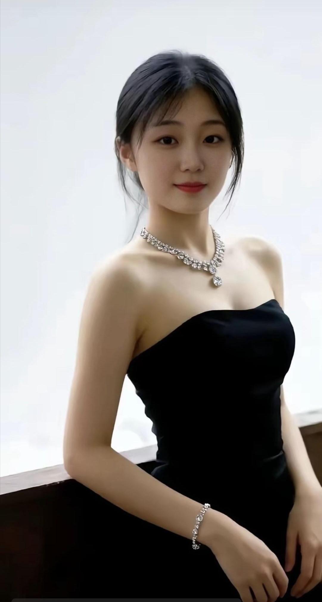今日穿搭分享
    今天穿的是一件黑色的抹胸晚礼服，刚好露出肩颈线条，搭配了很