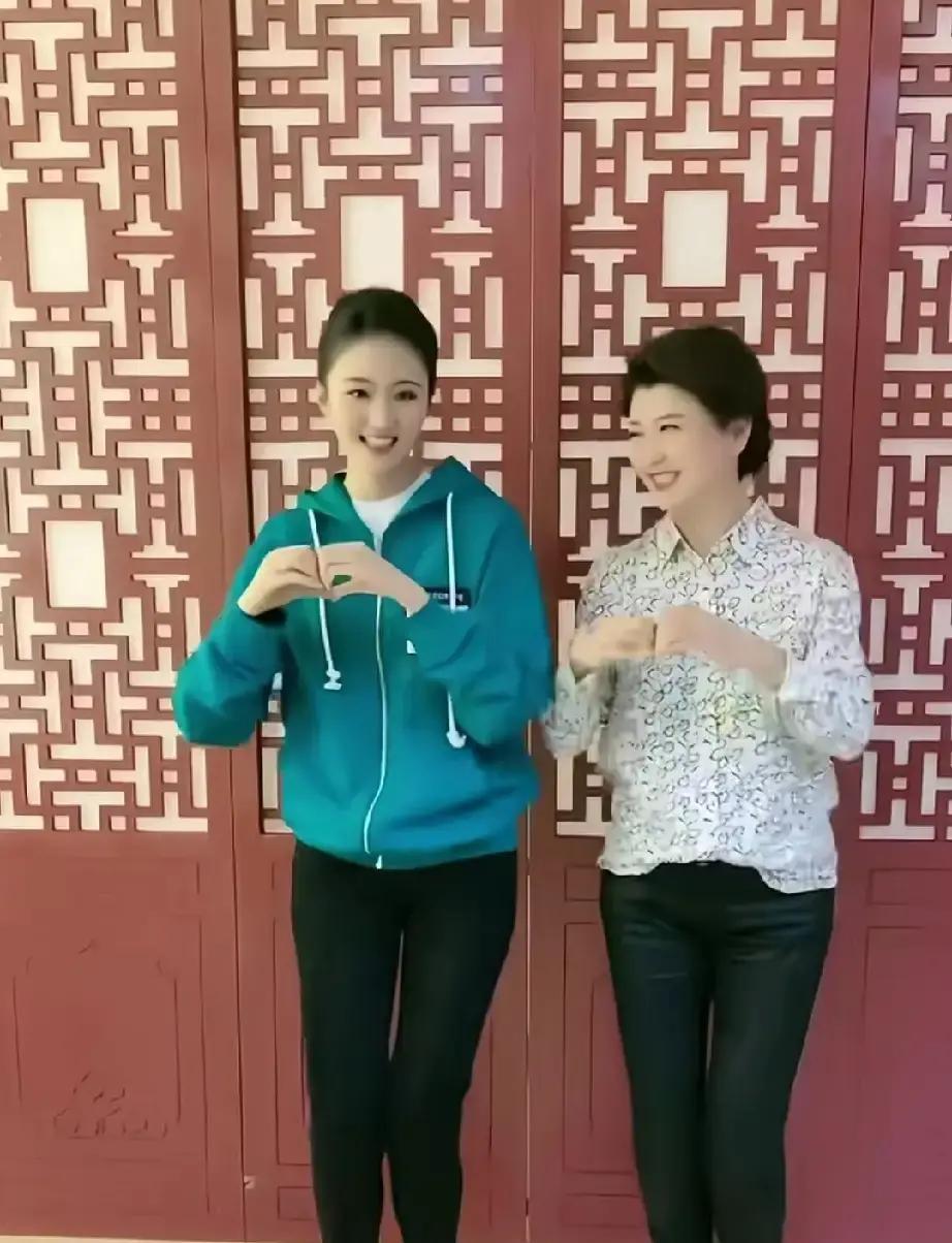 闫学晶和儿媳一段广场舞，居然干翻了120万点赞！
这流量，比她拍部电视剧都来得猛