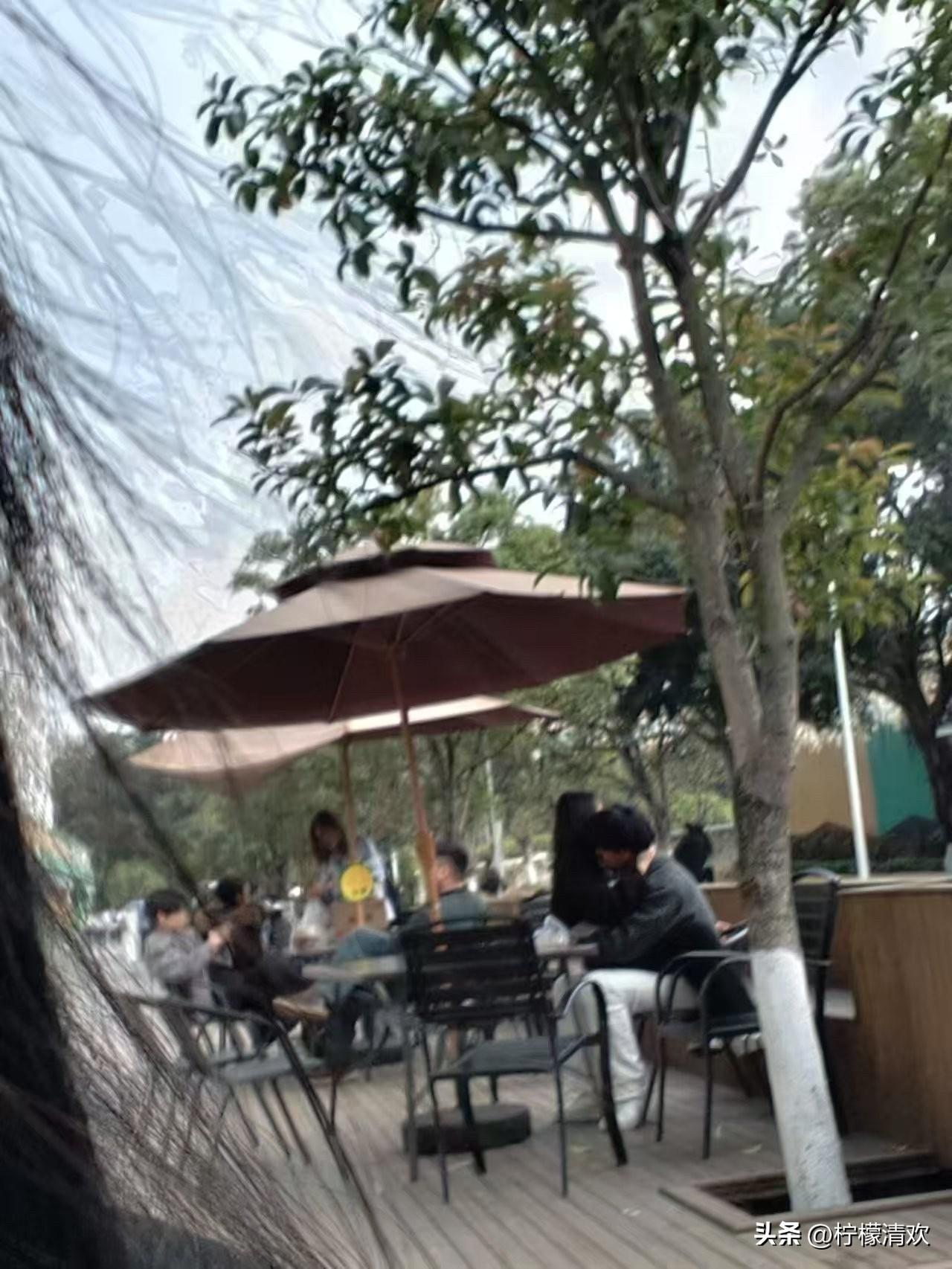 湖畔发生亲密行为，校园喧嚣背后的警醒之声
2026年3月25日午后，
     