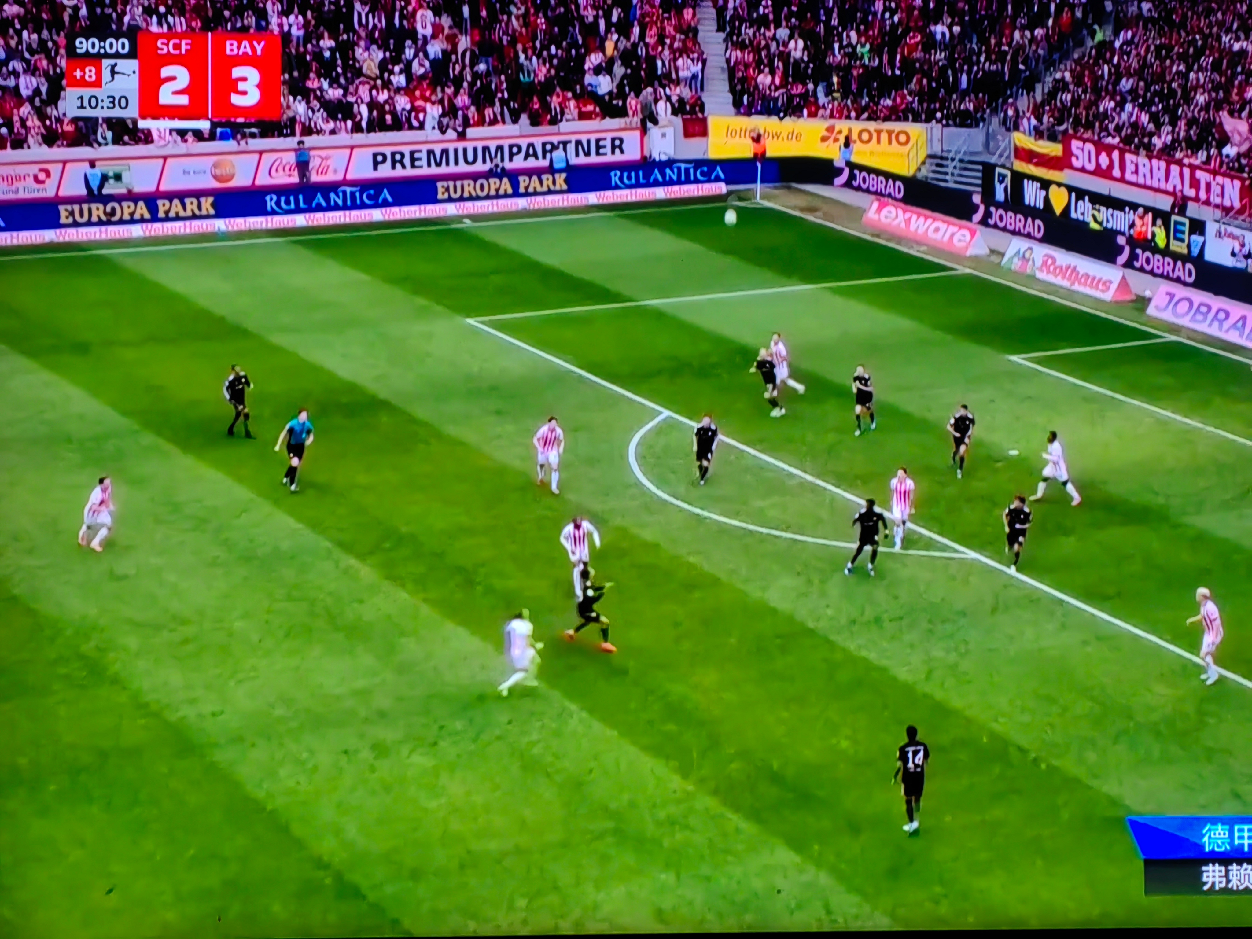 德甲裁判难得“偏向”拜仁一次！本场比赛下半场，在缺乏VAR长时间介入、球员场上接