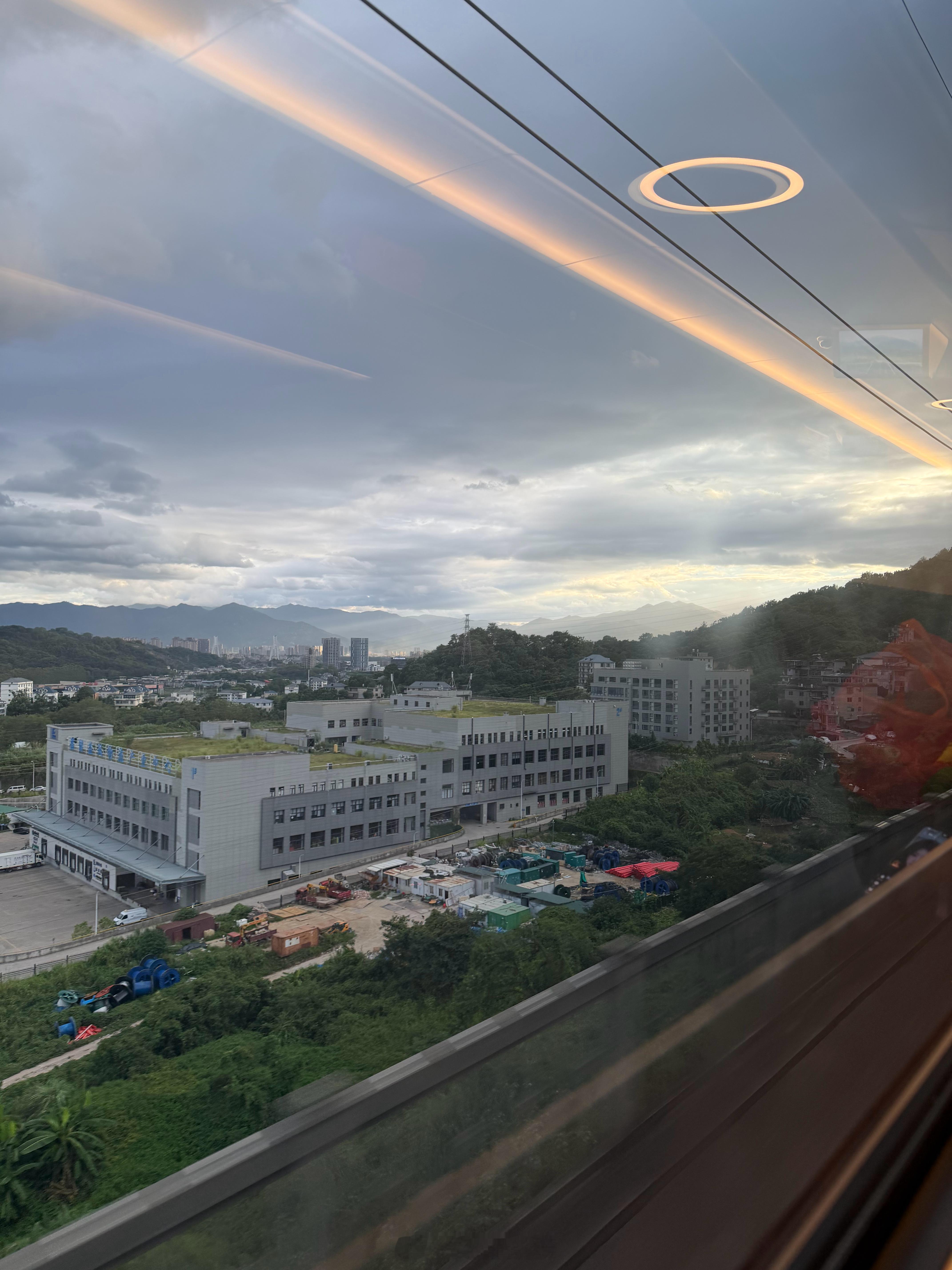 静音车厢静了个寂寞，外放的外放，打电话的打电话