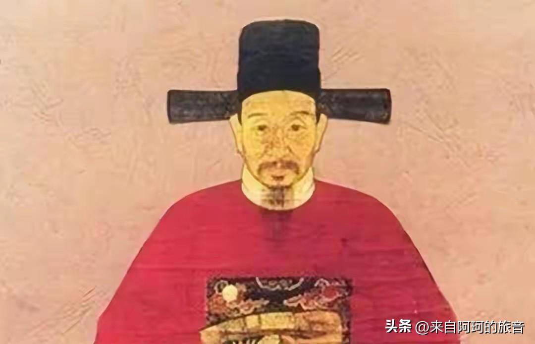 正二品大员，死时裹着草席。三百多年后，农民修猪圈，一锄头下去，挖出10个亿。
