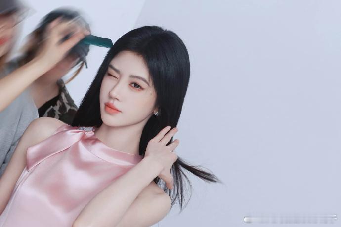 鞠婧祎抹胸紫裙鞠婧祎绸缎粉裙刷到鞠婧祎的造型，抹胸紫裙精致好看，绸缎粉裙也一样惊