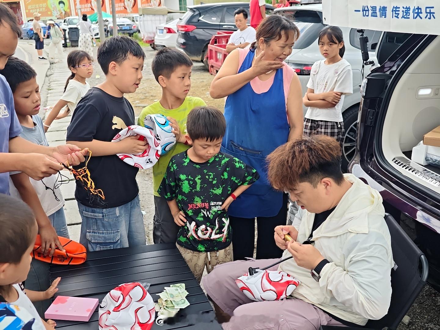 日行千里做到了！续航不打折，智驾真好用！黄老师开着奕派M8去贵州开了个一元小卖部