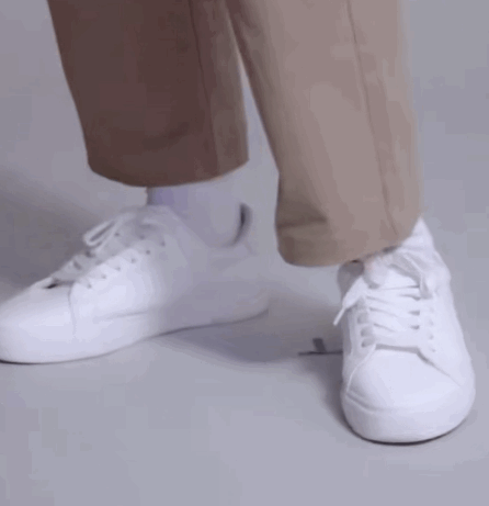 是谁可爱的小脚丫王一博