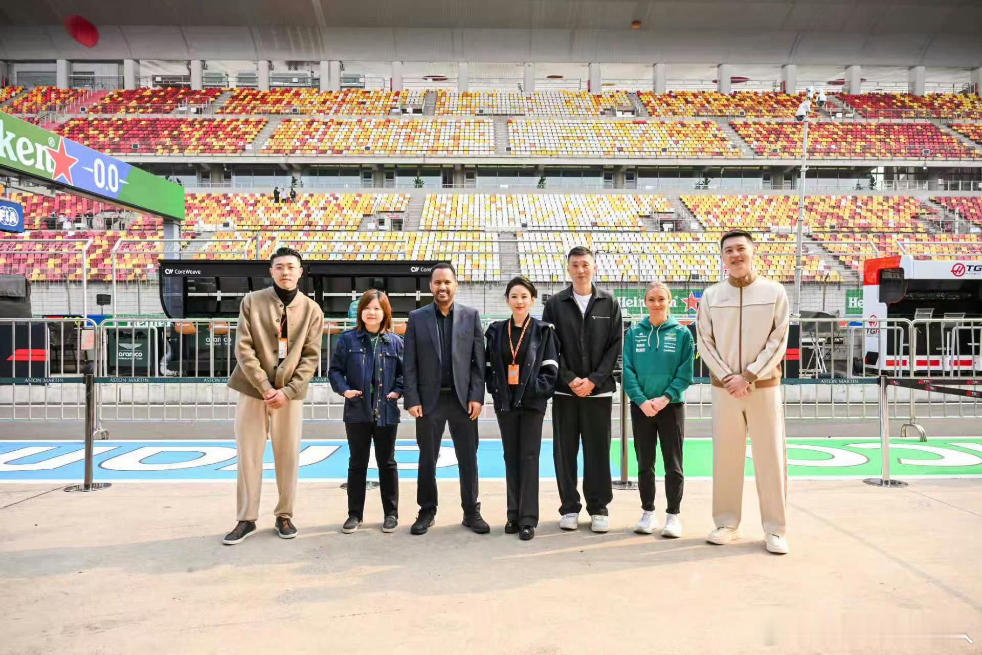 杨鸣指导参加商业活动，和赛车手阿隆索一起打篮球。阿隆索和杨鸣打篮球杨鸣