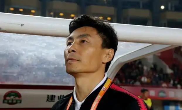 李玮锋在个人直播时官宣确认自己的新东家，他表示我刚刚被聘为足球小将的总顾问。我觉