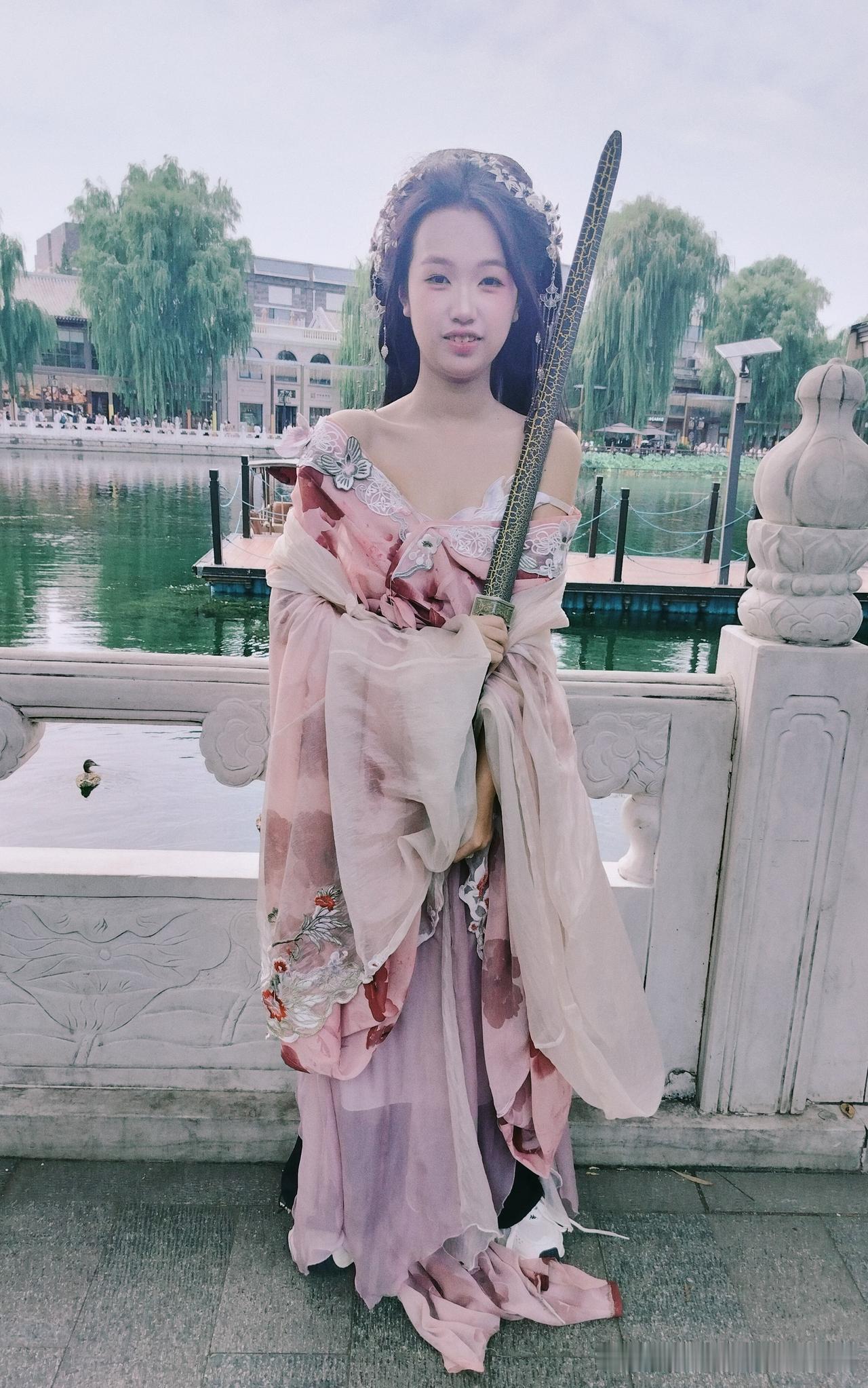 哪吒获奖无人站起惊蛰获奖全体起立？话说太乙真人和哪吒师徒二人一再为非作歹，为什么