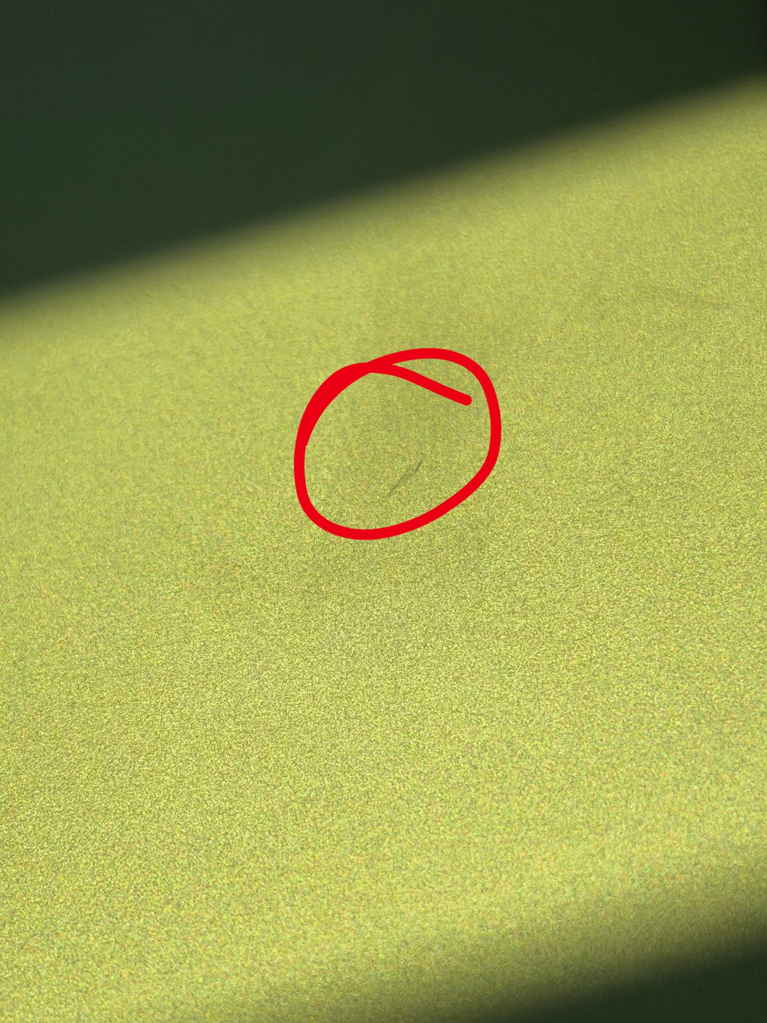 人在北京，刚下飞机。发现我非首发入手的 MacBook Neo 已经有划痕了