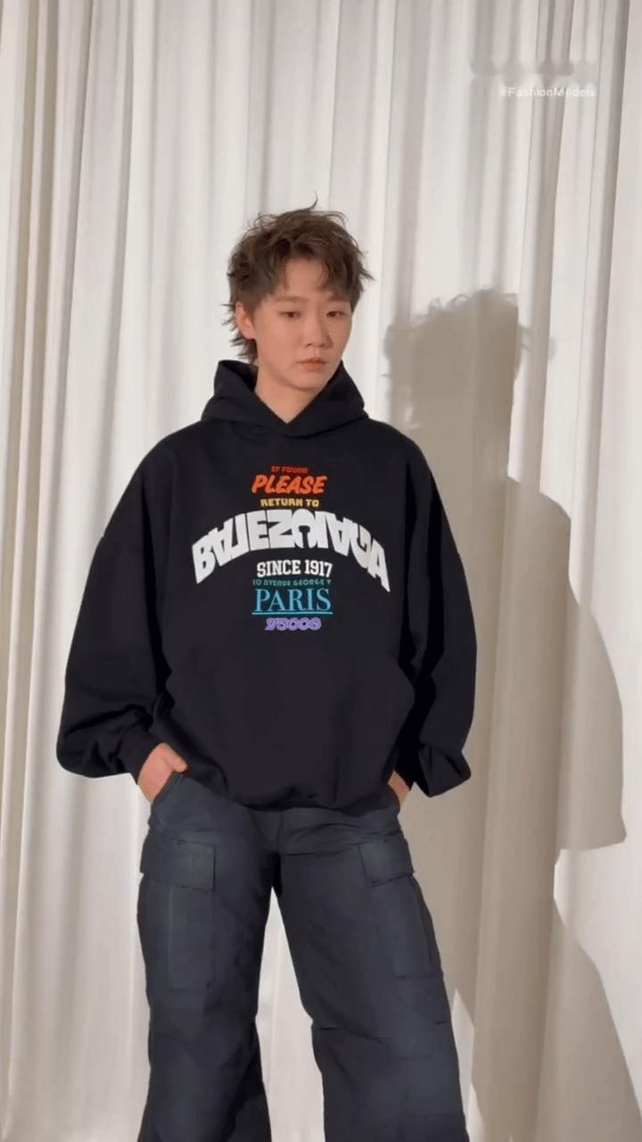 王曼昱首次出席时尚活动哇[送花花]有被惊艳到，曼昱打扮起来又酷又飒啊，她这清冷气