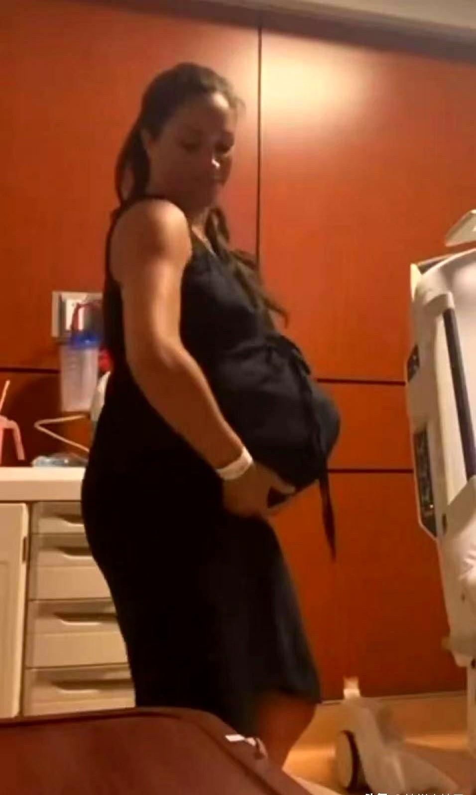 产妇应该身着病号服分娩。

剧烈宫缩时谁还扭得动臀部？

打了无痛针后更是下身毫