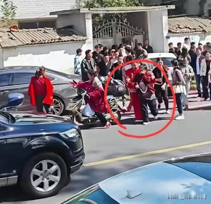 近日，河南信阳发生了一起因彩礼加价而引发的婚礼风波。新郎在接亲时，被新娘的哥嫂临