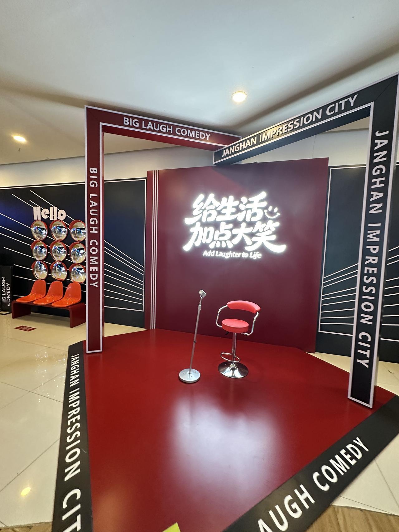 老邓的公司垮了，现在老邓在自媒体上开视频当起了“创业导师”，每天讲自己曾经的辉煌