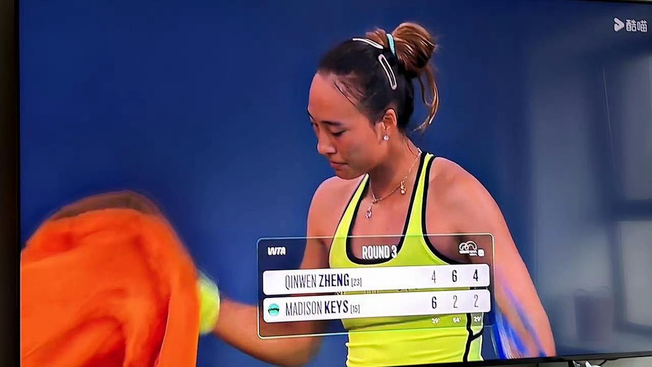 现在郑钦文的反拍进攻也是一大利器，提速变线还是挺难防的。
决胜盘第6局，郑钦文再