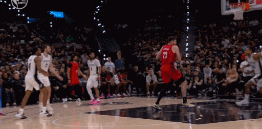 克林根是真菜啊
这个球太丢人了……
克林根接霍乐迪的传球，篮下面对瓦塞尔准备上演