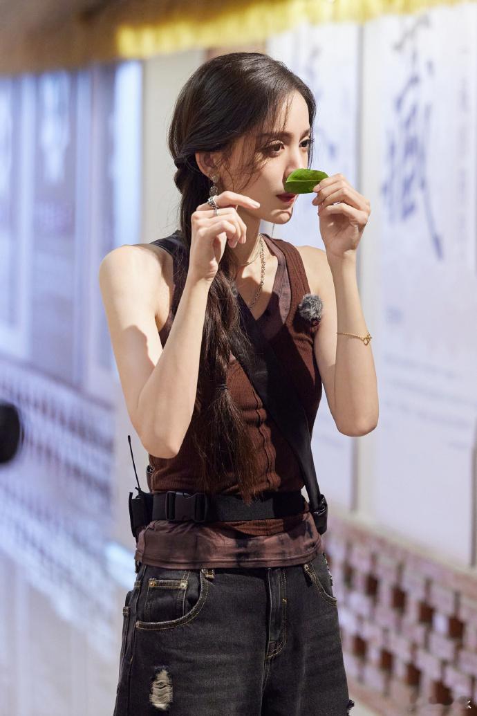 #陈哲远娜扎唱跳届的卧龙凤雏# 谁懂陈哲远和娜扎这俩人唱歌到底有多好笑！所以杨迪