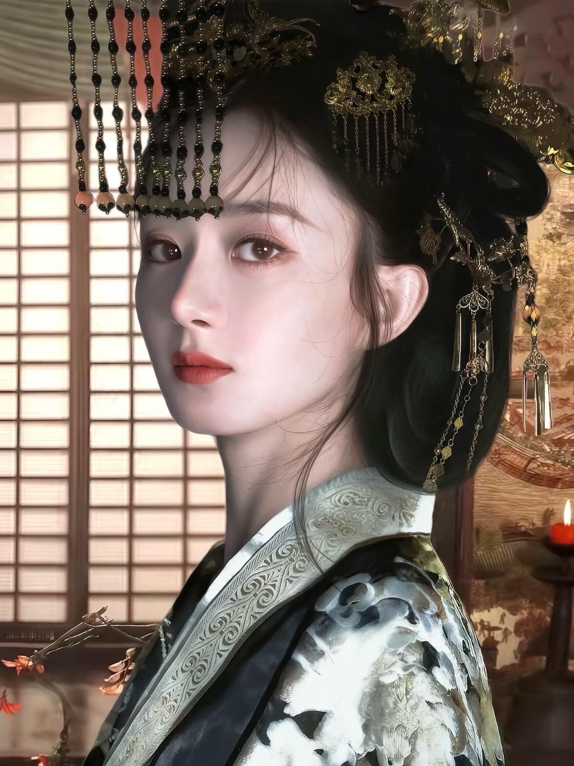 不得不夸赵丽颖这个造型很赞呀，
她确实差一个女皇的角色，
都说以前的赵丽颖是真的