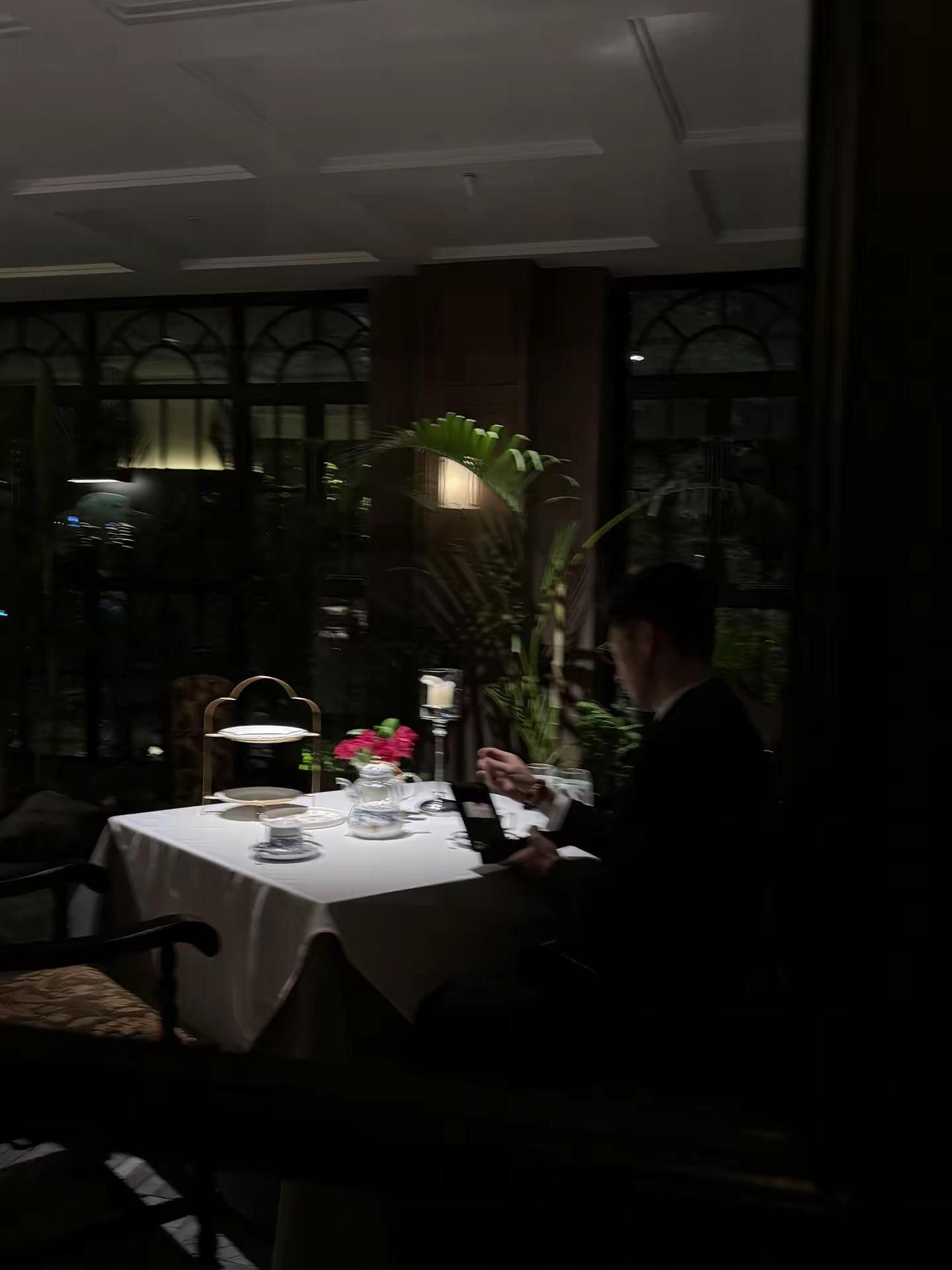 “我时常发呆 或许有些事情我一直没想清楚。”