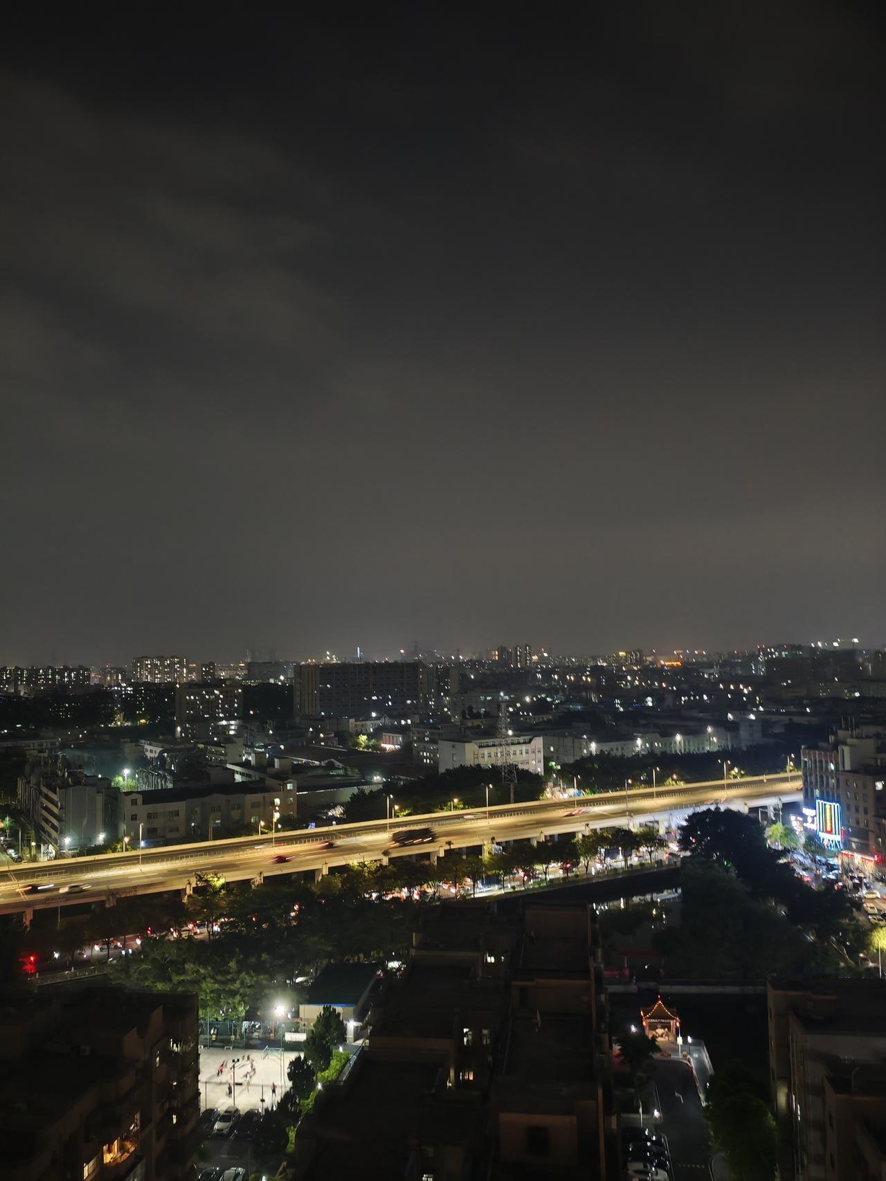 能否分享一下你拍摄的天空夜晚的天空很好看，前几天晴天时拍到的，与大家分享一下！