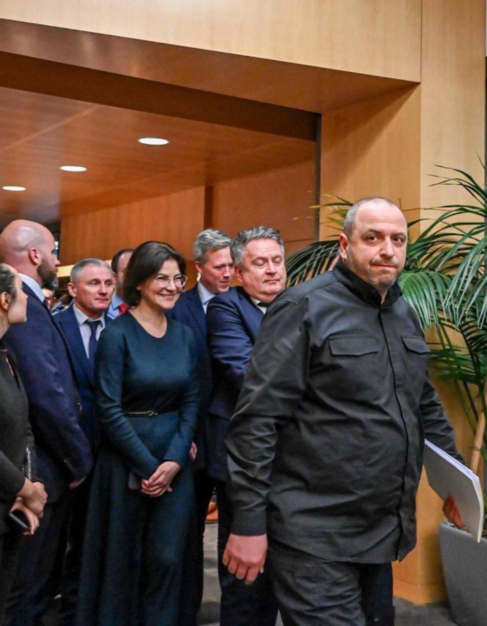 据报道，在日内瓦与美国代表团进行紧张会谈期间，乌克兰代表乌梅罗夫折断了一支笔。 