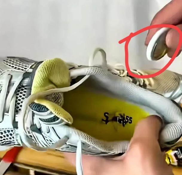 “终于有人干了我最想干的事了！”德国一男子把藏有GPS追踪器的鞋子捐给红十字会，