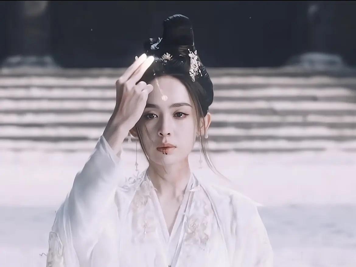 我一直觉得浓颜花拍古装越素越美 不理解孟的妆造怎么越来越美妆了 ​​​