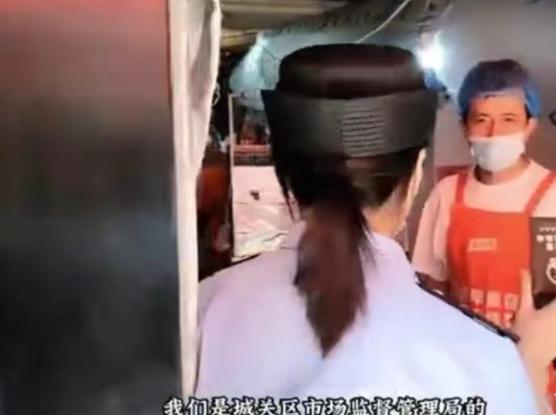 花女士和丈夫老花经营着一家油饼店，位于河南省濮阳县城一条偏僻的小巷里。
尽管店面