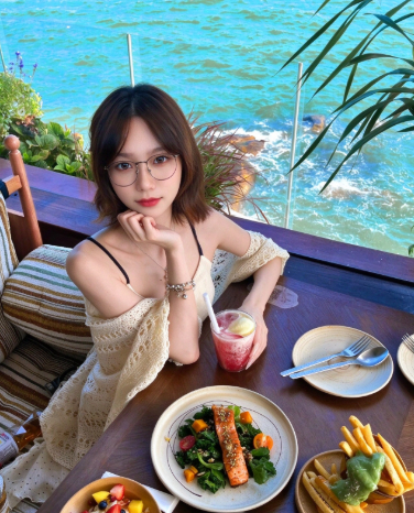 厦门海边海景真的治愈✨这家海景餐厅视野绝了，直面大海，坐等落日太舒服。午后阳光落