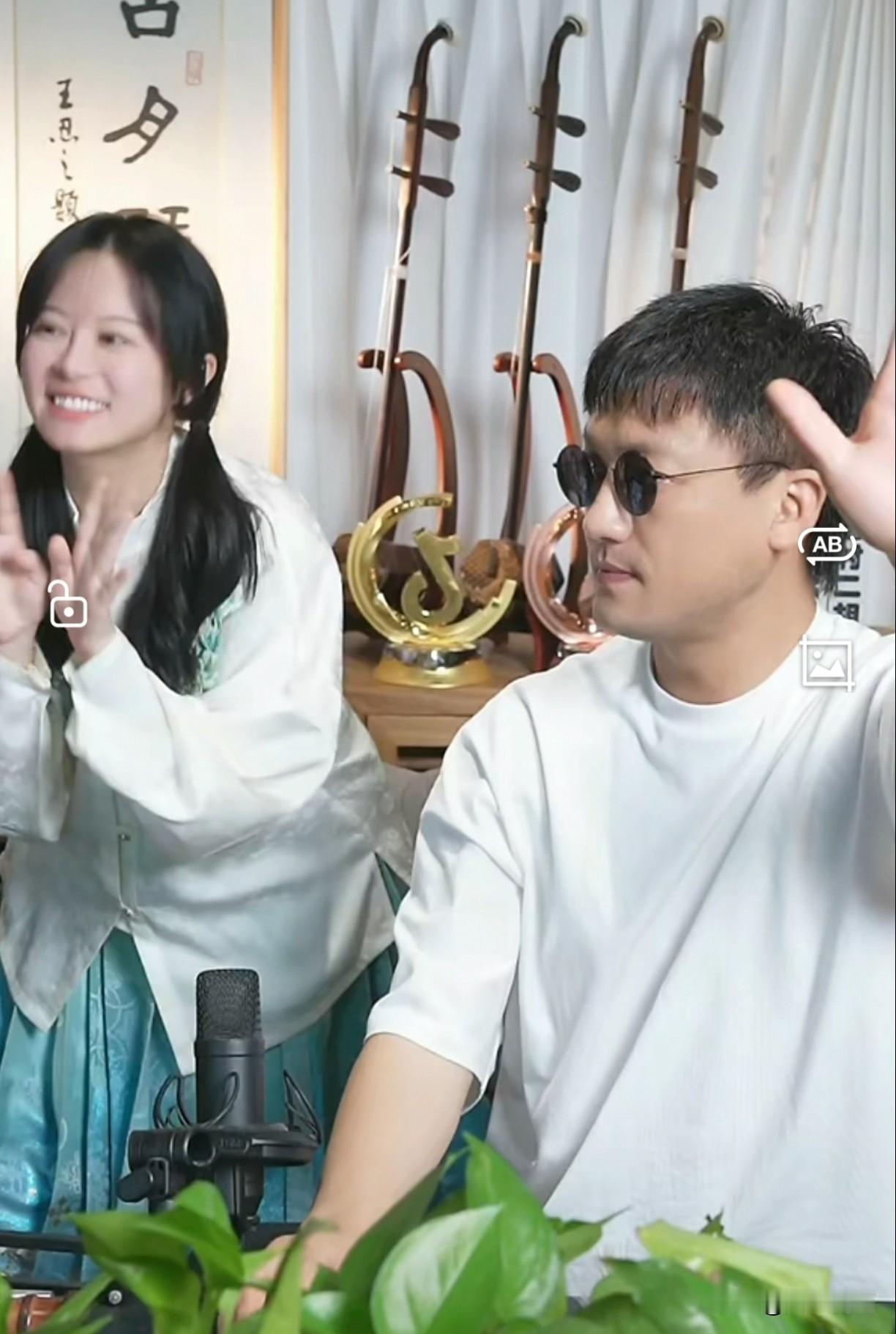 沈音校庆原来也邀请二饼去了，当时嫄嫄回沈音，可是好多看二饼笑话的😅，二饼11月