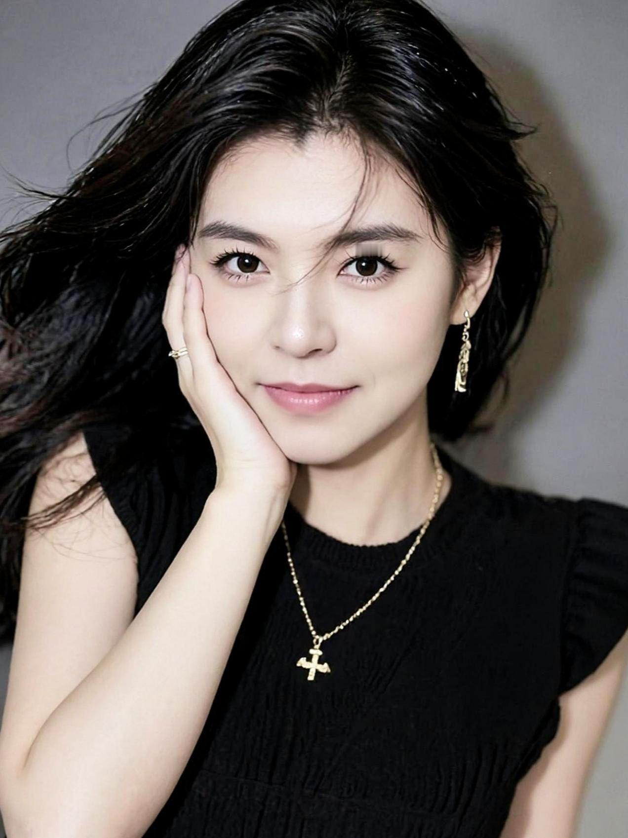 ✨发丝是未驯服的夜色🌌，指尖轻托半张月亮🌙。十字架在锁骨投下影子，像谁藏了句