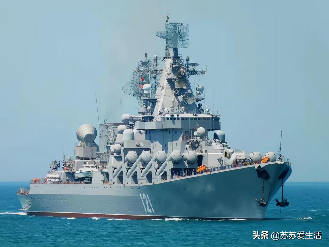 巡洋舰堪称海军史上的“海上巨无霸”。其庞大吨位支撑起大口径舰炮阵列，火力输出密集