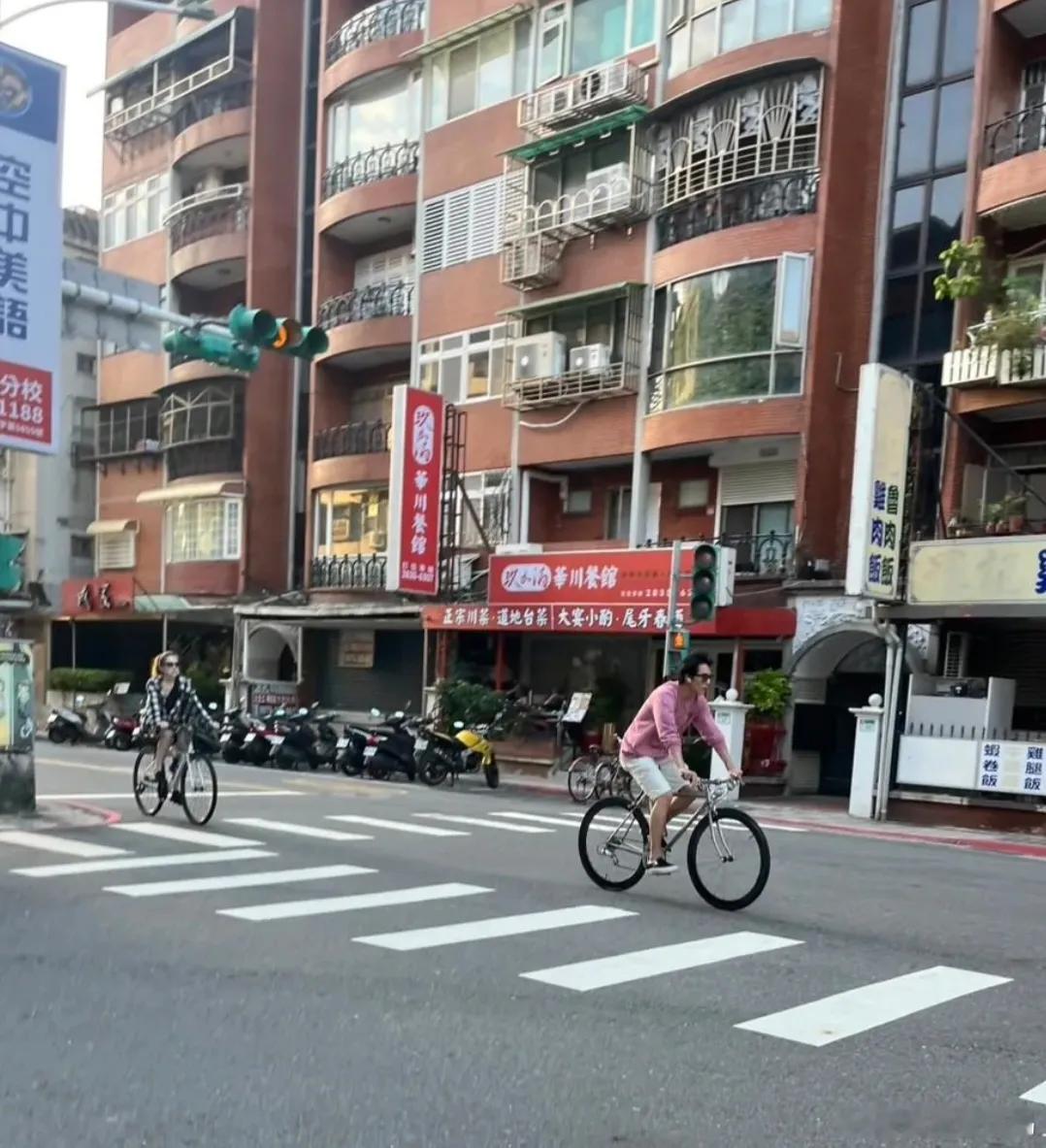 许玮甯、邱泽夫妇一起骑车，太甜了。 邱泽戴一副墨镜，身穿粉色上衣，搭配白色中裤，