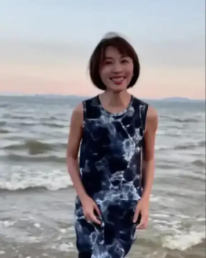 你以为47岁的欧阳夏丹离职后销声匿迹？她踩出的新脚印比新闻联播的镜头更有力量
 