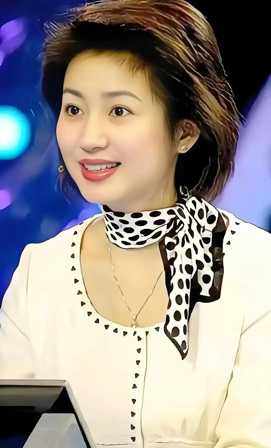 原来央视主持人王小丫是四川人。她再婚后找了一位支持她工作的商人，如今已离开央视。