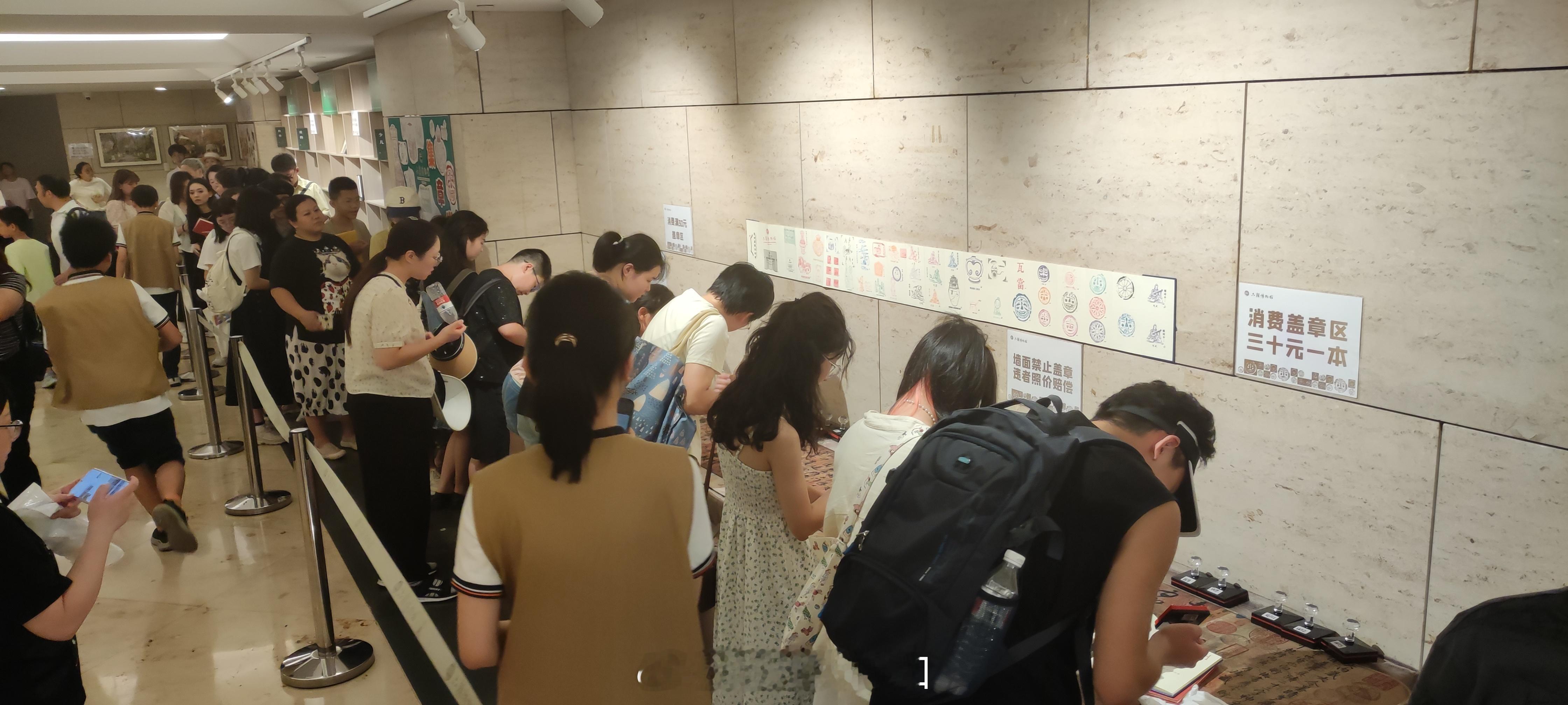 不理解现在的景点盖章有什么意义。靠几十个章逼迫消费者消费劣质“文创”。#南京##