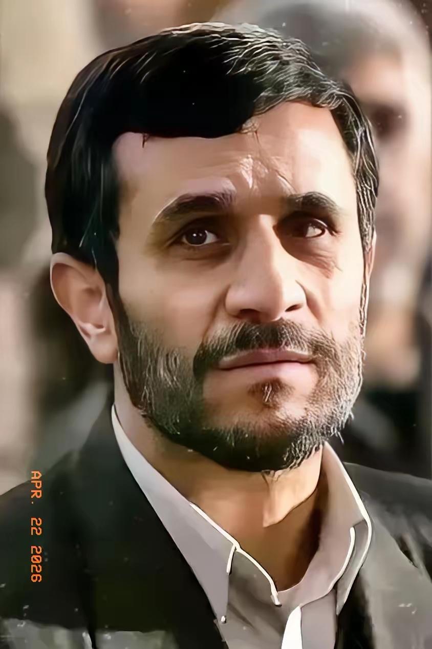 伊朗硬气
​4月21日晚，伊朗首都德黑兰卡德尔广场，一枚“卡德尔”中程弹道导弹赫