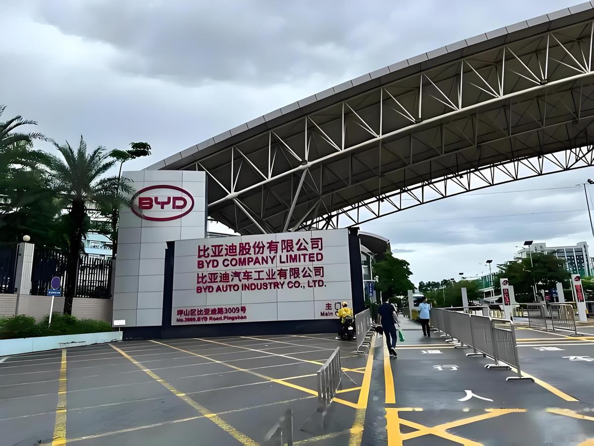 比亚迪13亿投建的马来西亚900亩整车基地，全面停工了。
不是小打小闹的调整，是