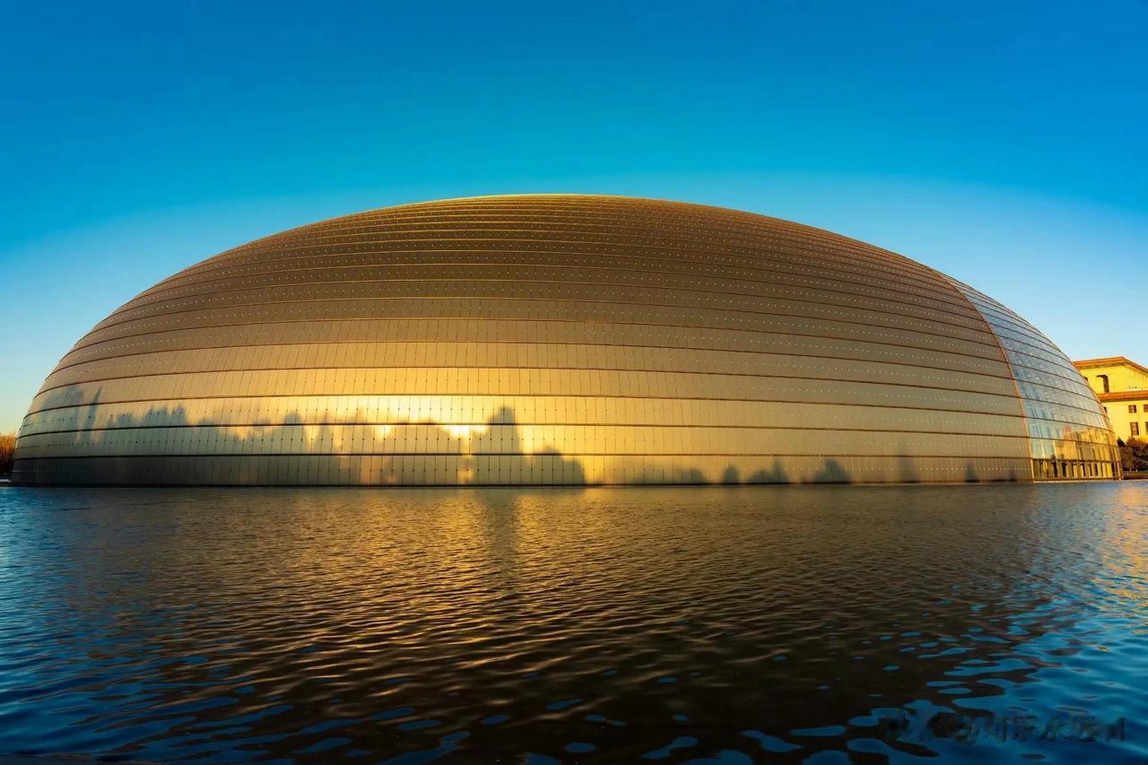 #来我家乡玩一天# 
到北京来，总要去趟国家大剧院，看场演出，感受一下艺术的气息