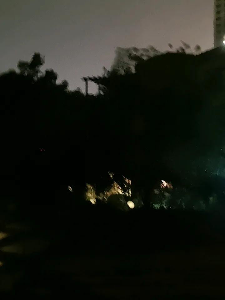 我一直站在窗前，隔着玻璃窗向外观看。看着树枝疯狂的摆动，我不知道老天爷这是怎么啦