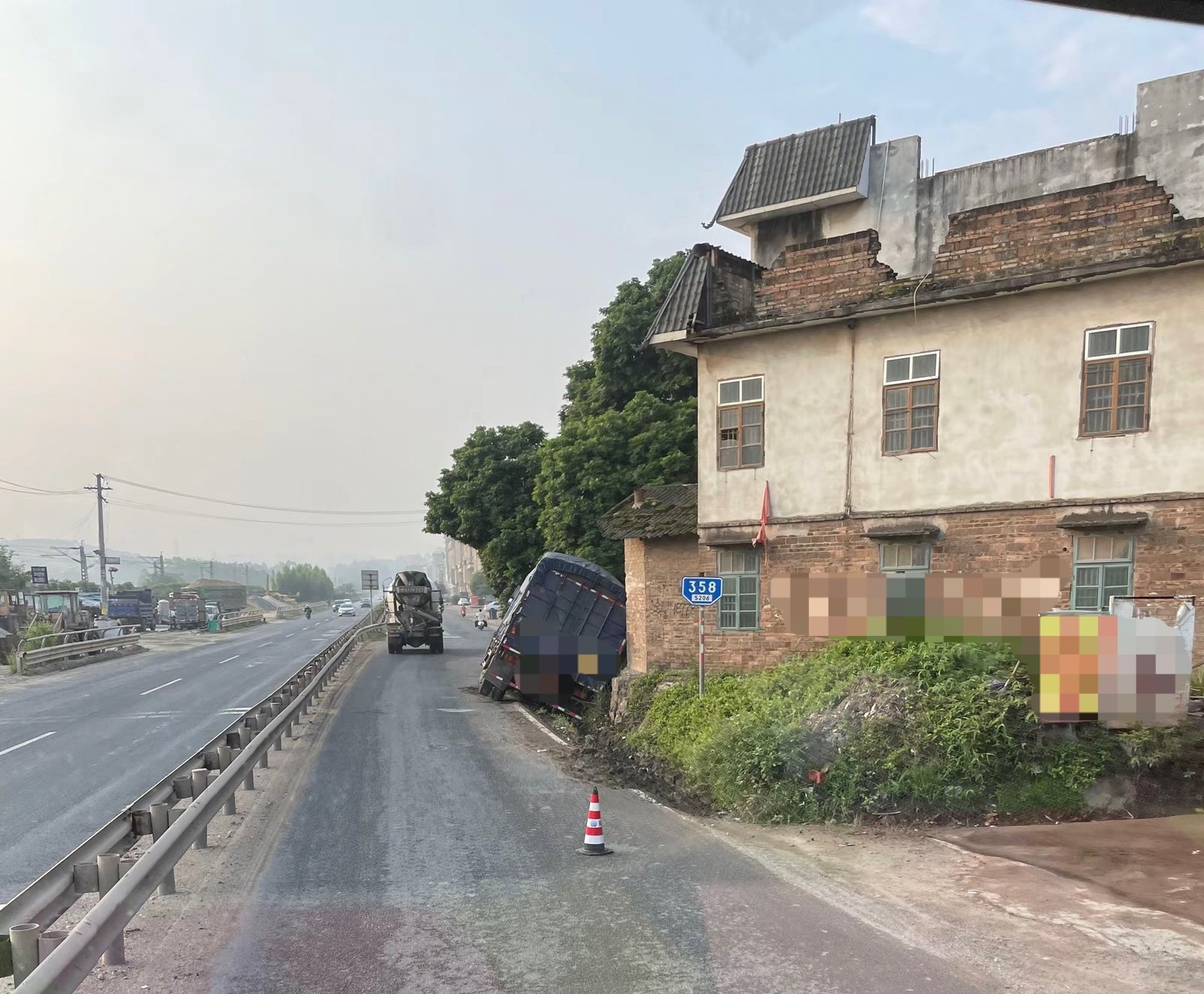 【玉林358马坡路段大货车卡在民房旁路沟】8月8日，据多名网友爆料称：玉林市35