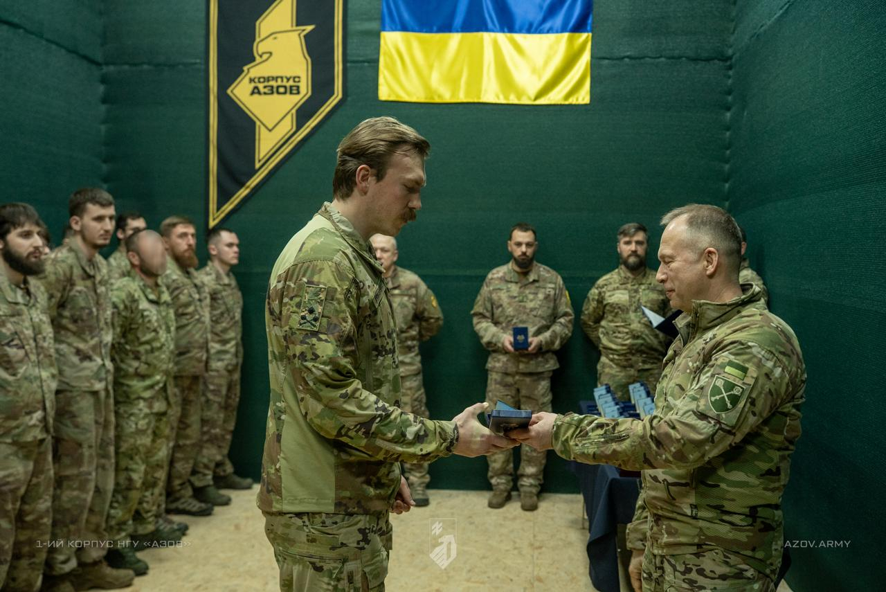 西尔斯基向国民警卫队“亚速”第1军团指挥官德尼斯·“雷迪斯”·普罗科彭科授予了准