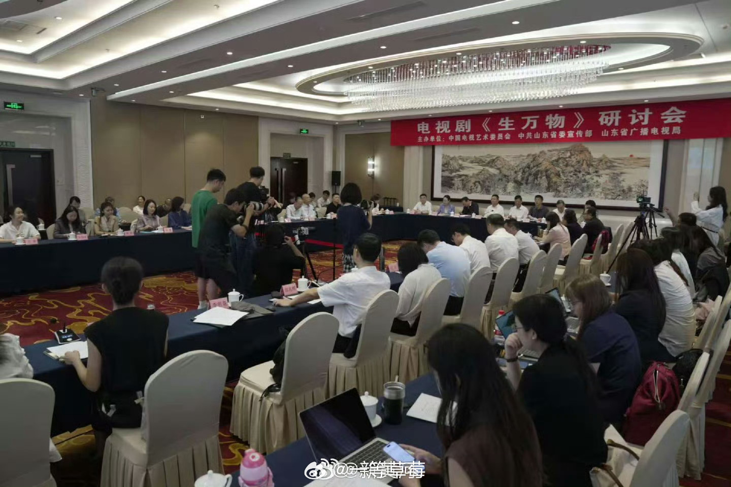 杨幂《生万物》的这个研讨会规格挺高的，不是平台自嗨，这个暑期爆剧最受认可的就是这