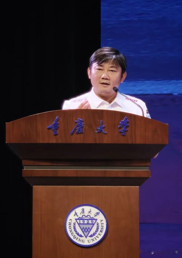 张雪又不走寻常路了。
别的企业校招，都使劲吹待遇多好，他在重庆大学台上，直接抛出