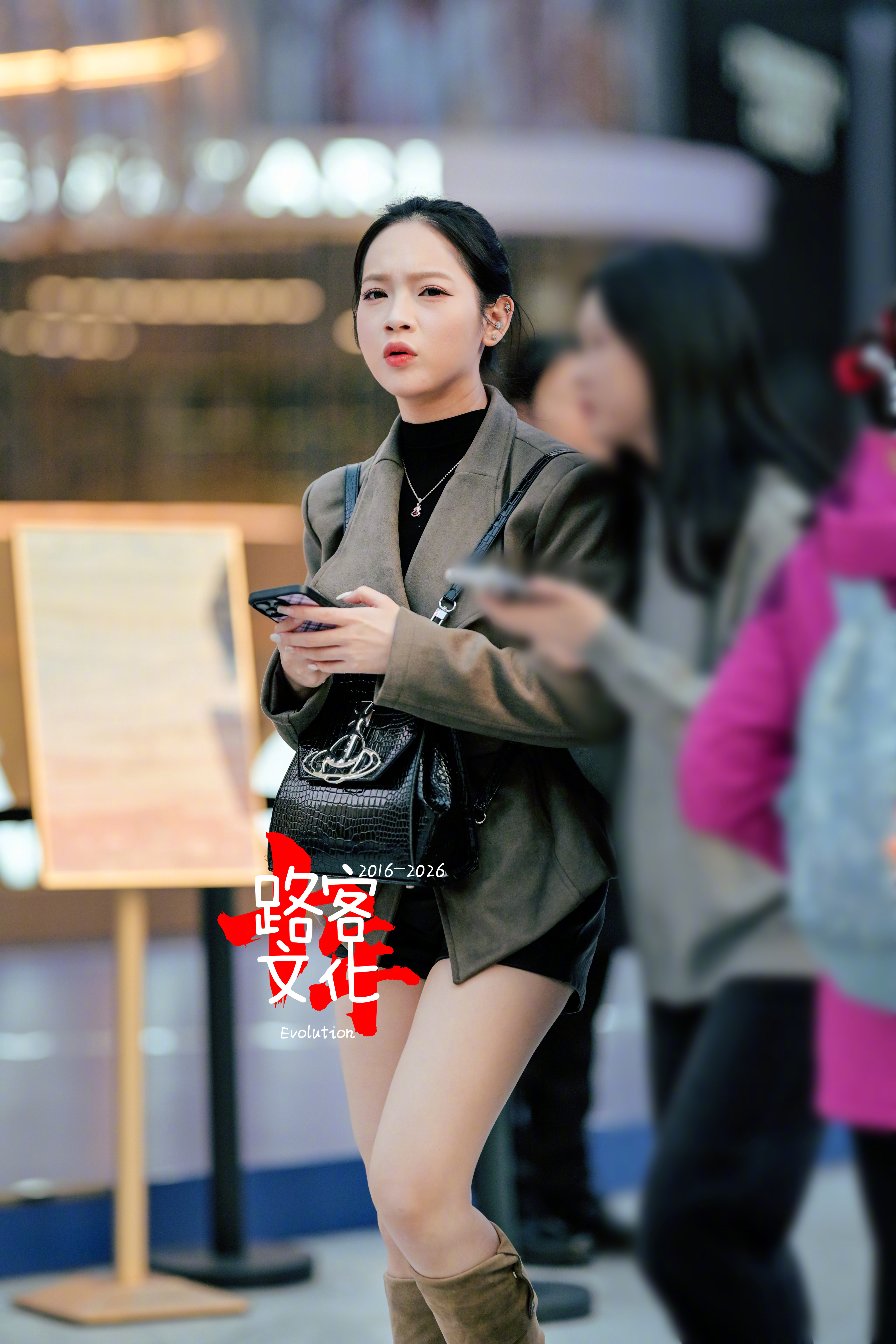 小姐姐好像有心事有点着急哦！ 