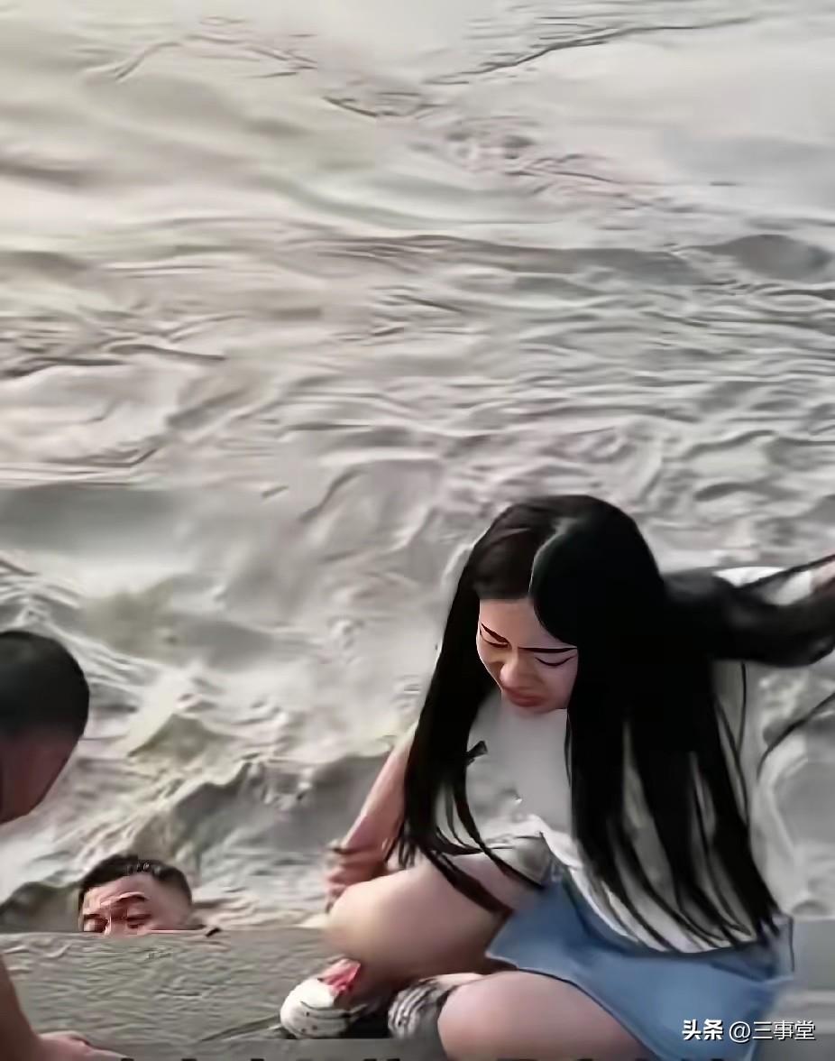 一对小夫妻，正在江边散步拍照，老公突然转身就跳进了江中，妻子的一个举动，让人感动