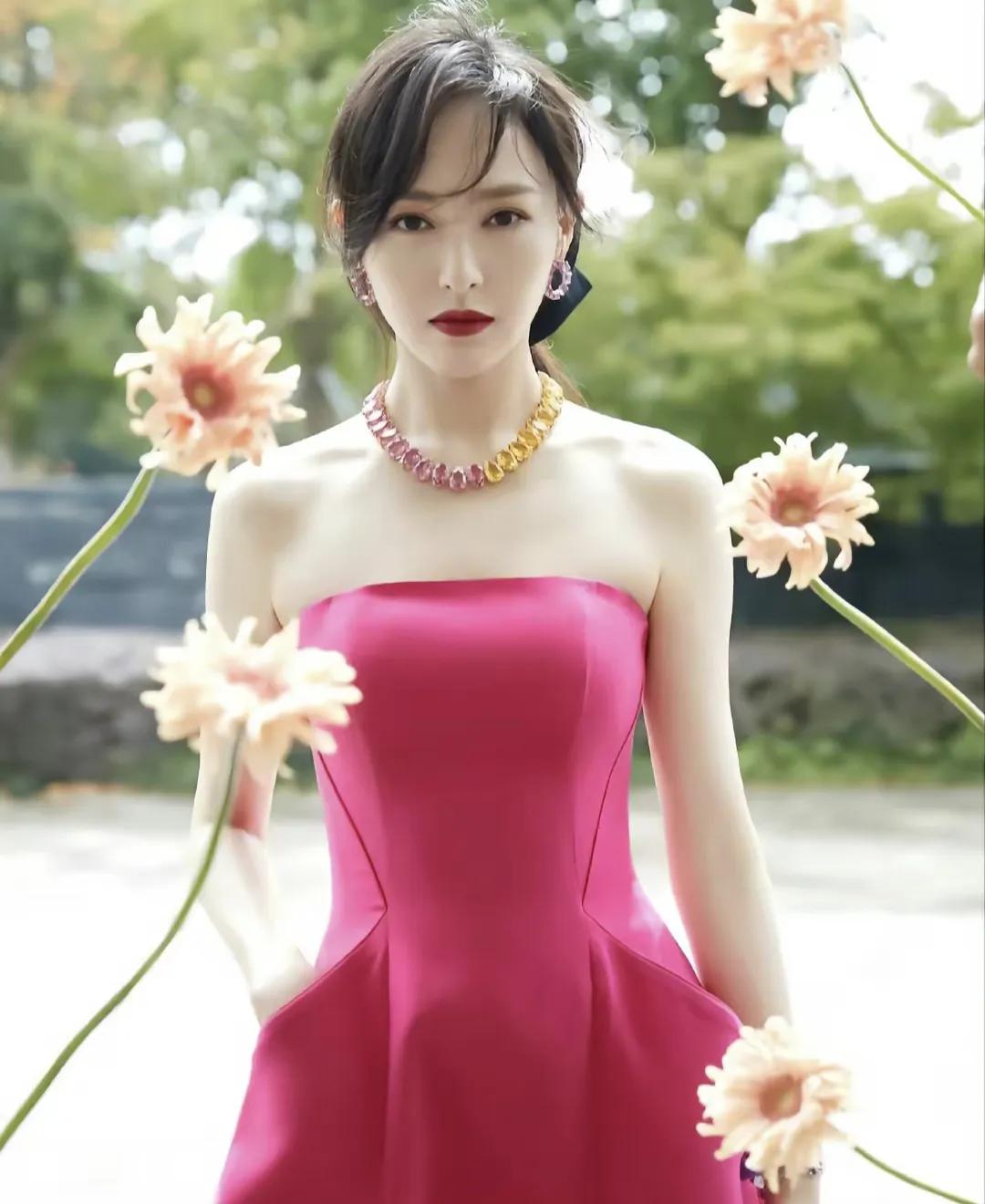 将近40岁的唐嫣状态，仍象少女一样的甜，确实，她现在比没结婚前好看多了，她嫁给了